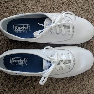 Keds - white leather kicks NWT Size 7W
